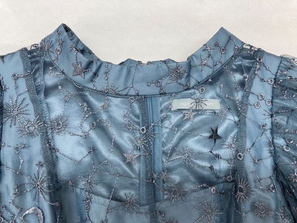 ジル バイ ジル スチュアート JILL by JILLSTUART ホロスコープ シシュウ チュール ドレス DRESS オケージョン パーティ ロング丈 星座 Wステッチ バックリボン ロゴ BLUE 青 125-4140001 ワンピース 刺繍 ブルー Sサイズ 104LT-169