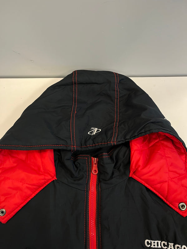 US US古着 Chicago Bulls シカゴ ブルズ 中綿ジャケット 赤 黒 ジャケット ブラック 101MT-5390
