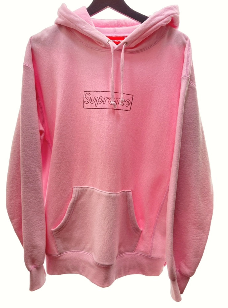 シュプリーム SUPREME × KAWS カウズ 21SS Chalk Logo Hooded Sweatshirt チョークロゴ フーディー  プルオーバー PINK パーカ ワンポイント ピンク Mサイズ 104MT-310 | 古着通販のドンドンサガール