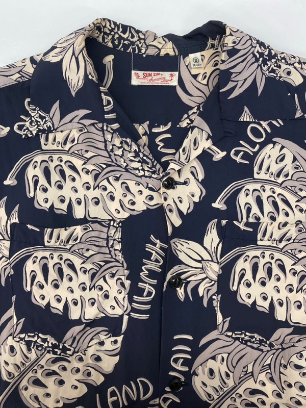 サンサーフ SUN SURF ALOHA SHIRT アロハ シャツ THE PINEAPPLE ISLAND ハワイアン オープンカラー ボタン 開襟 長袖 薄手 紺 SS23303 長袖シャツ 総柄 ネイビー Sサイズ 104MT-2325