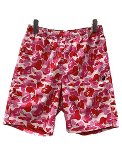 アベイシングエイプ A BATHING APE ABC CAMO BEACH SHORTS カモ ビーチ ショーツ サルカモ ハーフ スイム 短パン 白 赤 ピンク ロゴ ハーフパンツ マルチカラー Mサイズ 104MB-408