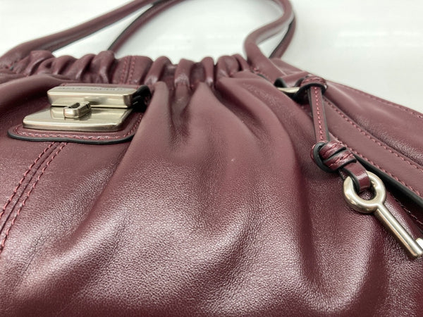 マークジェイコブス MARC JACOBS ザ クリスティーナ サッチェル THE CRISTINA SATCHEL シグネチャー スクランチ ハンドバッグ ギャザー チャーム パープル系その他 DARK PLUM ボルドー 2F5HSH031H01 バッグ レディースバッグ トートバッグ ロゴ ワインレッド 104B-73