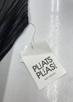 イッセイミヤケ ISSEY MIYAKE プリーツプリーズ PLEATS PLEASE ノースリーブ 膝丈 プリーツ加工 バックリボン ウエストマーク BLACK 黒 PP51-JH125 ワンピース 無地 ブラック サイズ5 104LT-106