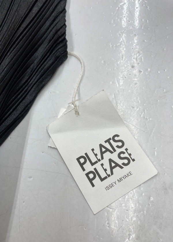 イッセイミヤケ ISSEY MIYAKE プリーツプリーズ PLEATS PLEASE ノースリーブ 膝丈 プリーツ加工 バックリボン ウエストマーク BLACK 黒 PP51-JH125 ワンピース 無地 ブラック サイズ5 104LT-106