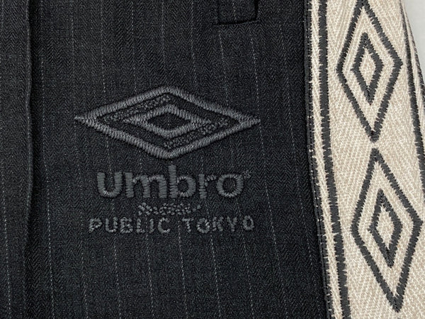 アンブロ UMBRO × PUBLIC TOKYO パブリック トウキョウ ナチュラル トラック パンツ 黒 ロゴ ボトムスその他 ブラック SIZE 1 104MB-246