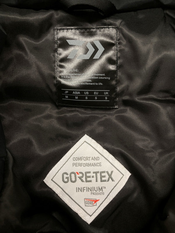 ダイワピアサーティンナイン DAIWA PIER39 GORE-TEX INFINIUM FIELD DOWN VEST ゴア テックス フィールド ダウン ベスト ジップアップ 黒 BJ-1 8020W ベスト 無地 ブラック Mサイズ 104MT-812