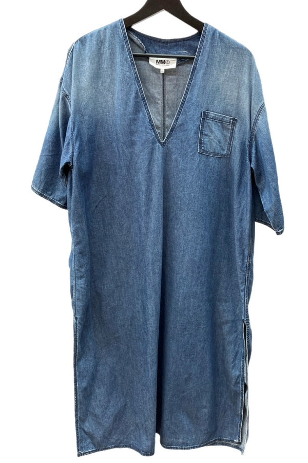 エムエムシックス MM6 メゾンマルジェラ Maison Margiela 2019年モデル 半袖 Vネック デニム ドレス サイドスリット DENIM インディゴ S52CT0376 S30512 ワンピース ワンポイント ネイビー SIZE38 104LT-138