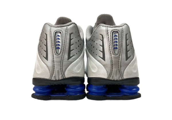 ナイキ NIKE 24年製 SHOX R4 METALLIC SILVER ショックス メタリック シルバー ローカット シューズ 白 青 銀 HQ1988-100 メンズ靴 スニーカー ホワイト 27.5cm 104S-839