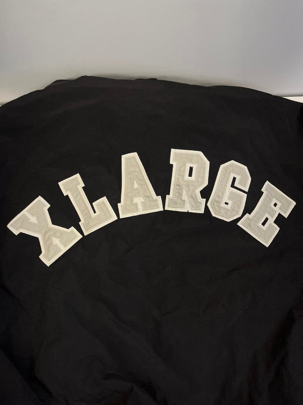 エクストララージ XLARGE フーディ パフジャケット 黒 ロゴ ワッペン 101203021005 XL ジャケット ブラック LLサイズ 101MT-4207