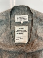メゾンマルジェラ Maison Margiela REPLICA V-NECK LOWGAGE SWEATER Vネック ローゲージ セーター ニット 薄手 灰 S50HA0739 S16007 セーター 無地 グレー Mサイズ 104MT-2209