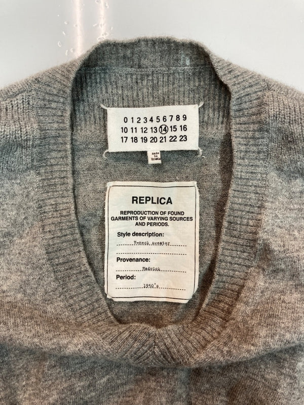 メゾンマルジェラ Maison Margiela REPLICA V-NECK LOWGAGE SWEATER Vネック ローゲージ セーター ニット 薄手 灰 S50HA0739 S16007 セーター 無地 グレー Mサイズ 104MT-2209