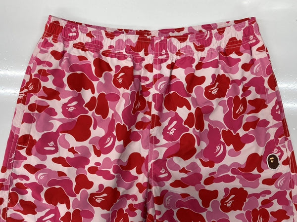 アベイシングエイプ A BATHING APE ABC CAMO BEACH SHORTS カモ ビーチ ショーツ サルカモ ハーフ スイム 短パン 白 赤 ピンク ロゴ ハーフパンツ マルチカラー Mサイズ 104MB-408