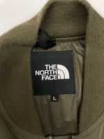 ザノースフェイス THE NORTH FACE INSULATION BOMBER JACEKT インサレーション ボンバー ジャケット ジップアップ MA-1 アウトドア アウター 緑 NY82132 ジャケット ロゴ カーキ Lサイズ 104MT-1782