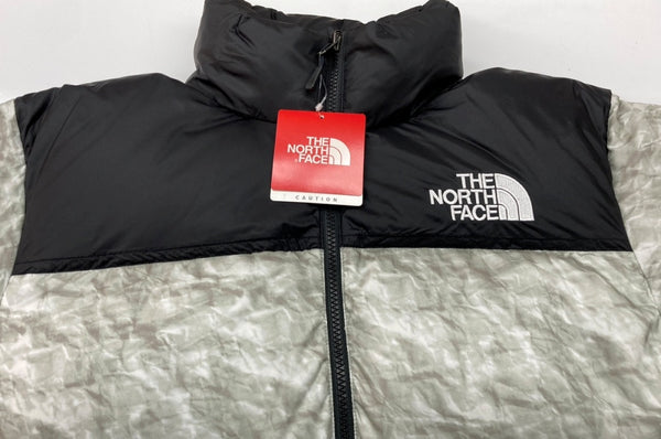 シュプリーム SUPREME × THE NORTH FACE ザノースフェイス Paper Print Nuptse Jacket ペーパー プリント ヌプシ 白 ND91806I ジャケット 総柄 ホワイト Mサイズ 104MT-2159