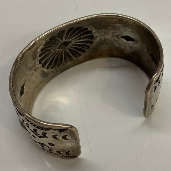 【曜日割引対象外】 【中古】インディアンジュエリー INDIAN JEWELRY Henry Mariano エンボス＆スタンプワーク バングル メンズジュエリー・アクセサリー バングル シルバー 201goods-586 VB