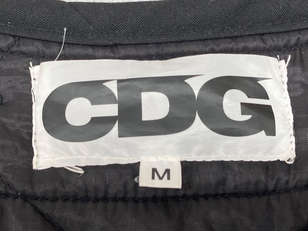 コムデギャルソン COMME des GARCONS 22AW シーディージー CDG × アルファ Alpha Industries ライナー フロントボタン キルティング ナイロン バックロゴ BLACK 黒 SZ-J030 ジャケット プリント ブラック Mサイズ 104MT-2013