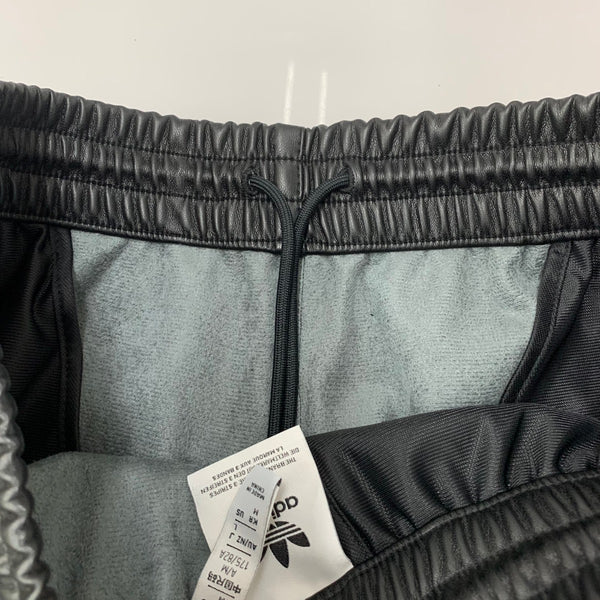 アディダス adidas フェイクレザー アディカラー スリーストライプス ファイヤー バード トラックパンツ  IZ4038 ボトムスその他 ブラック Lサイズ 201MB-1031