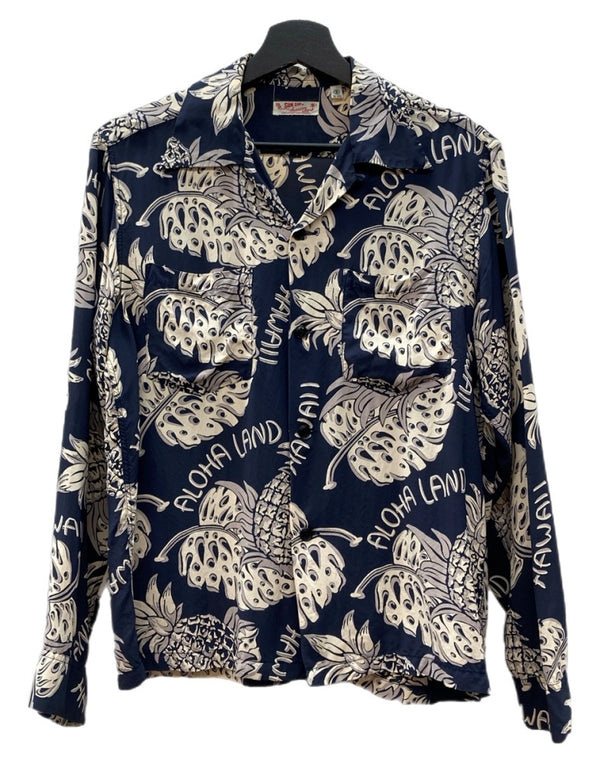 サンサーフ SUN SURF ALOHA SHIRT アロハ シャツ THE PINEAPPLE ISLAND ハワイアン オープンカラー ボタン 開襟 長袖 薄手 紺 SS23303 長袖シャツ 総柄 ネイビー Sサイズ 104MT-2325