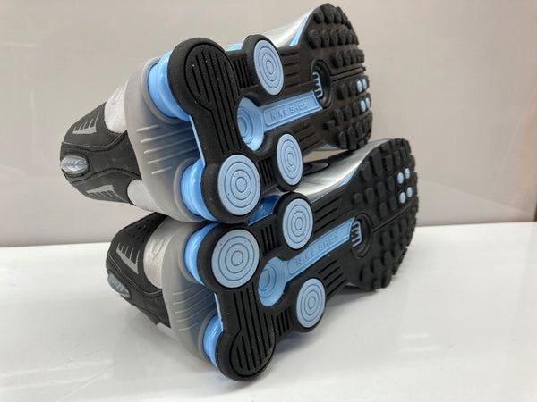 ナイキ NIKE 25年製 SHOX R4 METALLIC SILVER ショックス ローカット シューズ 黒 銀 HQ1988-004 メンズ靴 スニーカー シルバー 28cm 104S-928