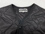 コムデギャルソン COMME des GARCONS 22AW シーディージー CDG × アルファ Alpha Industries ライナー フロントボタン キルティング ナイロン バックロゴ BLACK 黒 SZ-J030 ジャケット プリント ブラック Mサイズ 104MT-2013