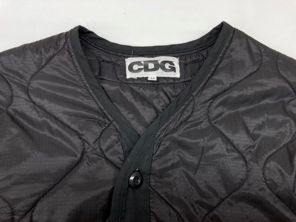 コムデギャルソン COMME des GARCONS 22AW シーディージー CDG × アルファ Alpha Industries ライナー フロントボタン キルティング ナイロン バックロゴ BLACK 黒 SZ-J030 ジャケット プリント ブラック Mサイズ 104MT-2013