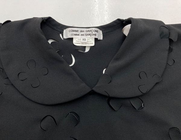コムデギャルソン COMME des GARCONS コムコム AD2016 17SS パンチング ブラウス 丸襟 フラワーカッティング 花 日本製 BLACK 黒 RS-T002 半袖カットソー 総柄 ブラック XSサイズ 104LT-108