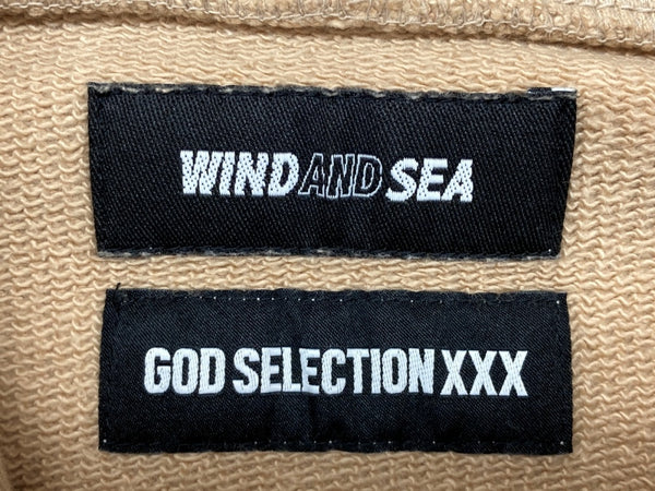 ウィンダンシー WIND AND SEA × GOD SELECTION XXX ゴッドセレクショントリプルエックス プルオーバー パーカー HOODIE フーディ 刺繍 茶色 BEIGE WDS-XXX-21A-02 パーカ ロゴ ベージュ Lサイズ 104MT-734