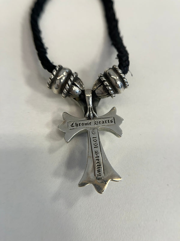 クロムハーツ CHROME HEARTS CH CRS SML クリンプトCHクロスペンダント スモール レザーブレイドネックレス  メンズジュエリー・アクセサリー ネックレス・ペンダント シルバー 101G-206