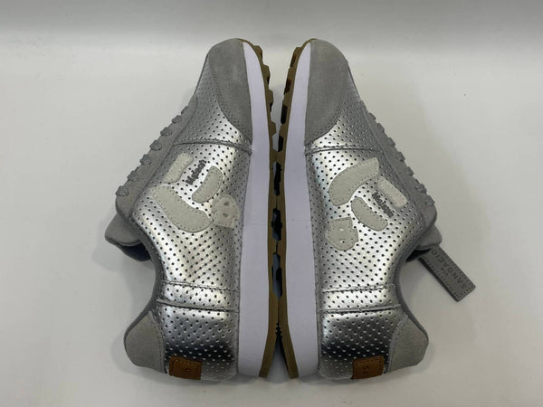 サンガッチョ via SANGACIO ×Wako’s Room ワコーズルーム シルバーレザー×グレースエード イニシャルM レディース靴 スニーカー シルバー 23.5cm 601sh-54