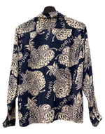 サンサーフ SUN SURF ALOHA SHIRT アロハ シャツ THE PINEAPPLE ISLAND ハワイアン オープンカラー ボタン 開襟 長袖 薄手 紺 SS23303 長袖シャツ 総柄 ネイビー Sサイズ 104MT-2325