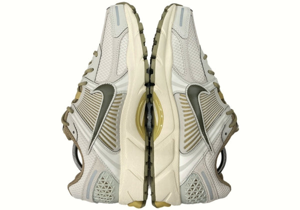 ナイキ NIKE 23年製 ZOOM VOMERO 5 LIGHT BONE ズーム ボメロ ライト ボーン ランニング シューズ 緑 FV0397-001 メンズ靴 スニーカー カーキ 26cm 104-shoes533