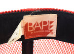 ア ベイシング エイプ A BATHING APE Red Camo Cap College Logo メッシュキャップ 初期 APE 裏原 帽子 メンズ帽子 キャップ レッド フリーサイズ 103H-25