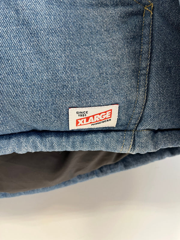 エクストララージ XLARGE ACTIVE DUCK PUFFER JACKET INDIGO アクティブ ダック パッファージャケット インディゴ 中綿ジャケット デニム フード ロゴ XL ジャケット ブルー LLサイズ 101MT-5389