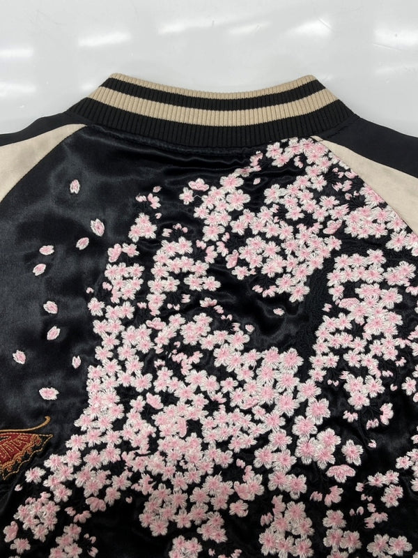 カラクリダマシイ 絡繰魂 枝垂れ桜刺繍 スカジャン 蝶 朧 和柄 ジップアップ アウター ジャケット 黒 223021 ジャケット 総柄 ブラック XLサイズ 104MT-1662