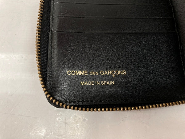 コムデギャルソン COMME des GARCONS Embossed Logo Zip Wallet エンボス ロゴ ジップ ウォレット 二つ折り カード コイン ケース 財布 黒 財布・ケース メンズ財布 ロゴ ブラック 104W-19