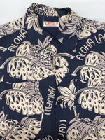 サンサーフ SUN SURF ALOHA SHIRT アロハ シャツ THE PINEAPPLE ISLAND ハワイアン オープンカラー ボタン 開襟 長袖 薄手 紺 SS23303 長袖シャツ 総柄 ネイビー Sサイズ 104MT-2325
