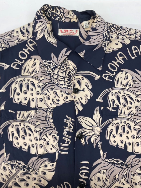 サンサーフ SUN SURF ALOHA SHIRT アロハ シャツ THE PINEAPPLE ISLAND ハワイアン オープンカラー ボタン 開襟 長袖 薄手 紺 SS23303 長袖シャツ 総柄 ネイビー Sサイズ 104MT-2325