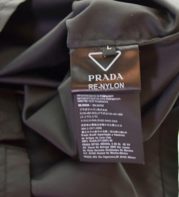 プラダ PRADA 20AW ロゴプレート リナイロン 長袖シャツ ジャケット 黒 SC514 S202 1WQ8 ジャケット ロゴ ブラック Lサイズ 103MT-681