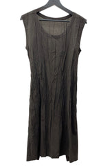 イッセイミヤケ ISSEY MIYAKE プリーツプリーズ PLEATS PLEASE ノースリーブ ミモレ丈 ミディ丈 シワプリーツ加工 バックリボン ウエストマーク 日本製 BROWN 茶色 PP93-PH975 ワンピース ブラウン SIZE3 104LT-165