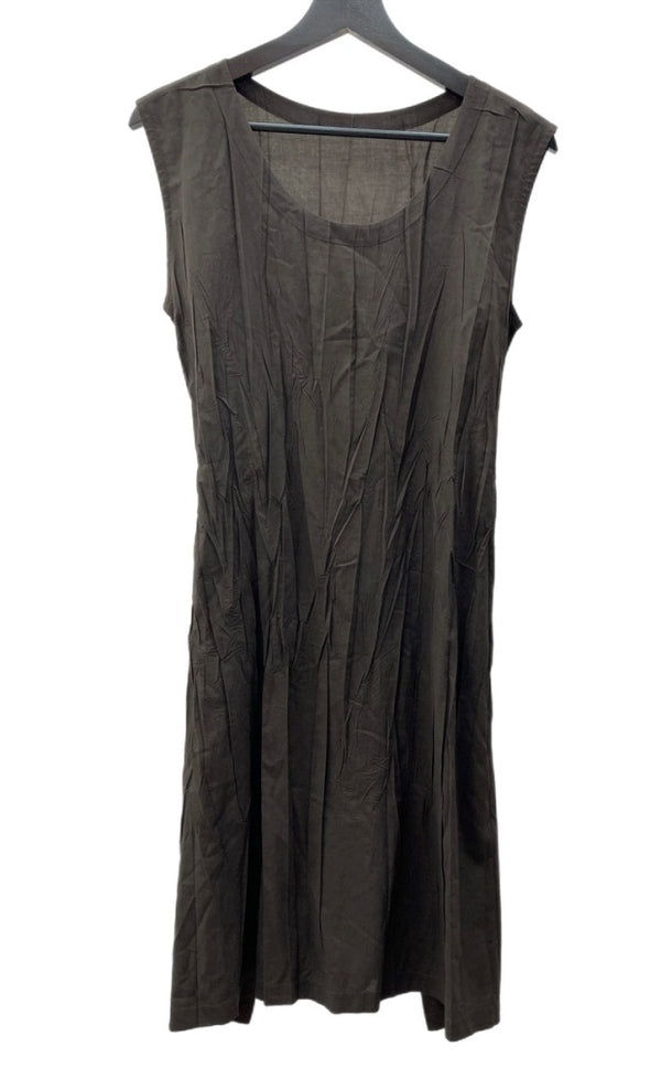 イッセイミヤケ ISSEY MIYAKE プリーツプリーズ PLEATS PLEASE ノースリーブ ミモレ丈 ミディ丈 シワプリーツ加工 バックリボン ウエストマーク 日本製 BROWN 茶色 PP93-PH975 ワンピース ブラウン SIZE3 104LT-165