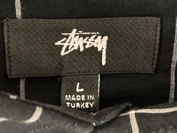 ステューシー STUSSY LIGHT WEIGHT CLASSIC SHIRT ライト ウェイト クラシック ステンカラー フロントボタン 胸ポケット ロゴ 刺繍 BLACK 黒 長袖シャツ チェック ブラック Lサイズ 104MT-1775