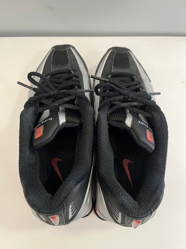 ナイキ NIKE SHOX R4 METALLIC SILVER ナイキ ショックス R4 HQ1988-002 メンズ靴 スニーカー シルバー 26cm 101sh-2406