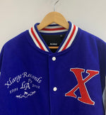エクストララージ X-LARGE OG LOGO VARSITY JACKET スタジャン 101224021007 ジャケット 刺繍 ブルー XLサイズ 201MT-2389