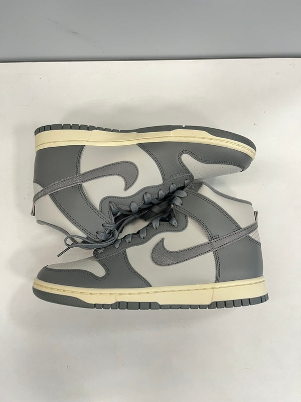 ナイキ NIKE NIKE DUNK HI RETRO SE VNTG ナイキ ダンク ハイ レトロ シーズナル エディション ヴィンテージ タンブルド グレー DM0582-001 メンズ靴 スニーカー グレー 28.5cm 101sh-2048