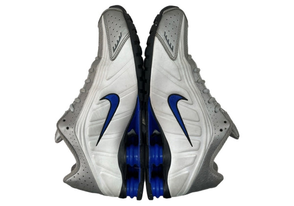 ナイキ NIKE 24年製 SHOX R4 METALLIC SILVER ショックス メタリック シルバー ローカット シューズ 白 青 銀 HQ1988-100 メンズ靴 スニーカー ホワイト 27.5cm 104S-839