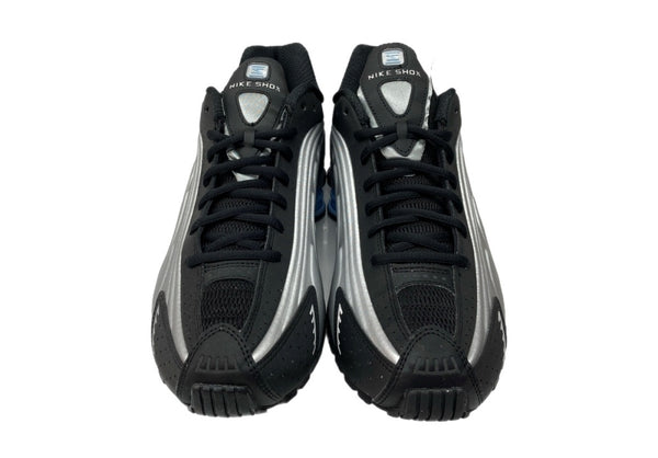 ナイキ NIKE 25年製 SHOX R4 METALLIC SILVER ショックス ローカット シューズ 黒 銀 HQ1988-004 メンズ靴 スニーカー シルバー 28cm 104S-928