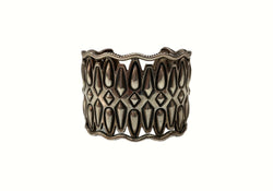 インディアンジュエリー Indian Jewelry Navajo Tribe Bangle ナバホ族 バングル Cody Sanderson CAS SANTAFE ブレスレット 銀 メンズジュエリー・アクセサリー バングル 総柄 シルバー 104A-28