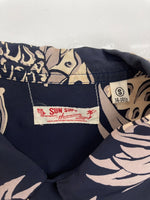 サンサーフ SUN SURF ALOHA SHIRT アロハ シャツ THE PINEAPPLE ISLAND ハワイアン オープンカラー ボタン 開襟 長袖 薄手 紺 SS23303 長袖シャツ 総柄 ネイビー Sサイズ 104MT-2325