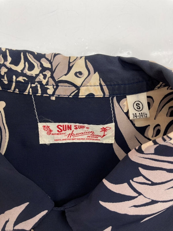 サンサーフ SUN SURF ALOHA SHIRT アロハ シャツ THE PINEAPPLE ISLAND ハワイアン オープンカラー ボタン 開襟 長袖 薄手 紺 SS23303 長袖シャツ 総柄 ネイビー Sサイズ 104MT-2325
