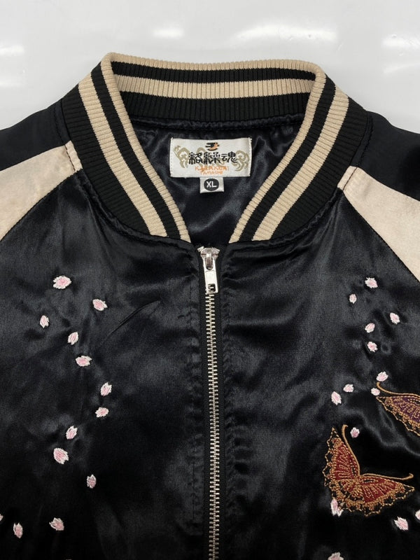 カラクリダマシイ 絡繰魂 枝垂れ桜刺繍 スカジャン 蝶 朧 和柄 ジップアップ アウター ジャケット 黒 223021 ジャケット 総柄 ブラック XLサイズ 104MT-1662